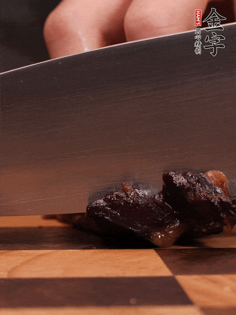 金字醬油肉整塊放入鍋中煮至7成熟，切成小塊