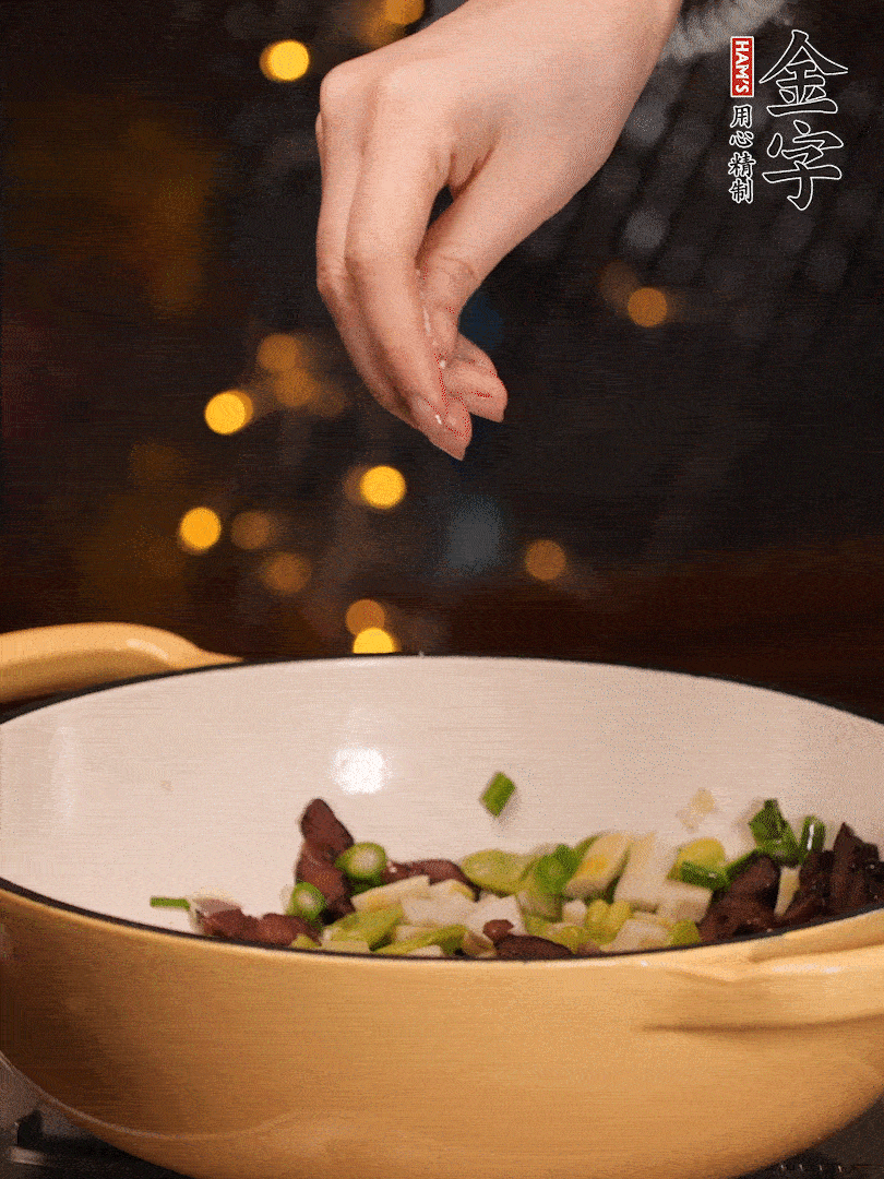 可以加點(diǎn)點(diǎn)水，再加菜苔，加點(diǎn)鹽、味精調(diào)味