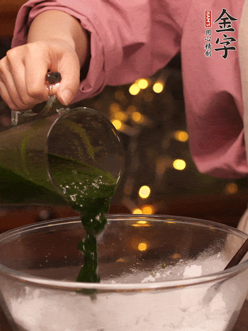 清明粿粉，分次加艾草泥，加點(diǎn)油揉2分鐘