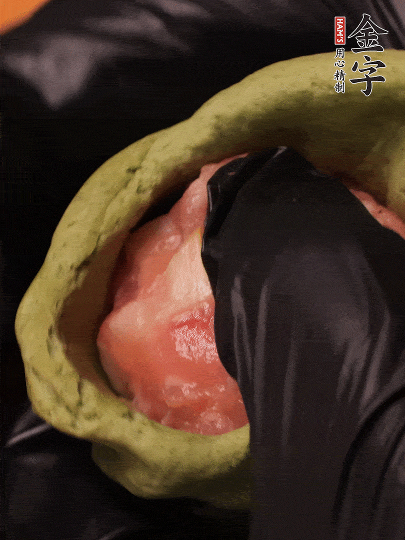 切成小劑子，中間壓個(gè)坑，做成碗狀，虎口慢慢收口