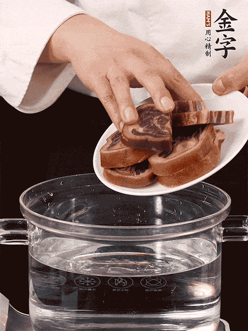 準(zhǔn)備食材。做金銀蹄有2個(gè)關(guān)鍵點(diǎn)：食材上火腿當(dāng)然得選足年發(fā)酵的金字火腿，新鮮豬爪最好選前腳、大小適宜的。