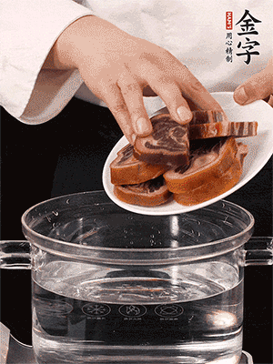 一包200g的金字火腿蹄片恰好搭配一個(gè)新鮮豬爪（豬腳）。都先加蔥姜、料酒焯水一遍，把血水清除后燉出來(lái)才能更清澈不油膩。