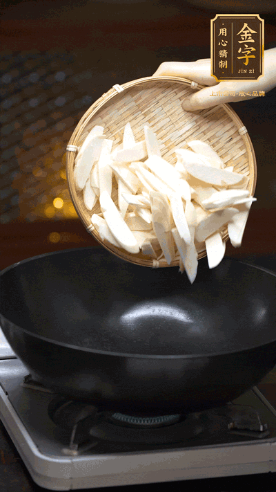 油至5成熱，下茭白塊翻炒，慢慢煎炒至表面微微焦黃