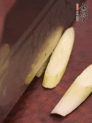 蒜白切小段，辣椒斜切圈