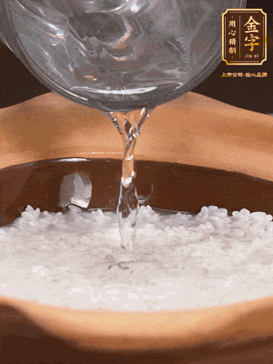 砂鍋底部刷一層油，加入大米和開(kāi)水，水高1cm,大火燒開(kāi)后轉(zhuǎn)中火煲5分鐘，到水微收干