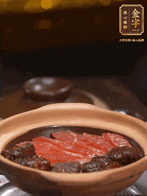 鋪上臘腸和排骨，鍋邊淋一圈油，小火煲10分鐘