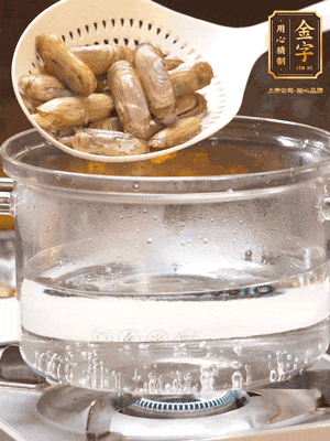 煮一鍋沸水，下蟶子汆燙30秒，撈出浸入冰水，取出蟶子肉