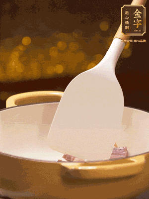 油溫7成熱，下蒜末、咸肉略微煸炒，再下絲瓜