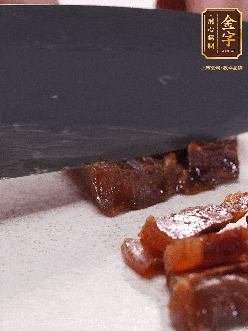 金字臘肉水煮10分鐘，切片