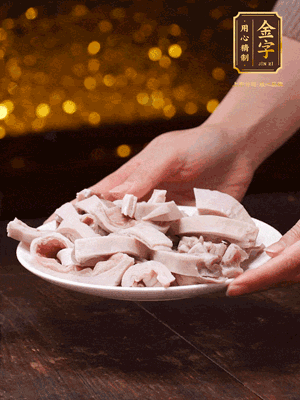 豬肚冷水下鍋，姜蔥料酒去腥，水開煮5分鐘，撈出，切小塊。