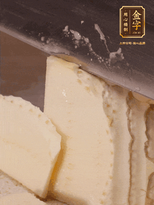 冬筍去殼切片，水開后煮2分鐘焯水
