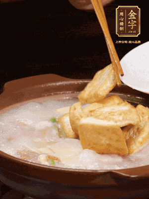 倒入開水大火煮開，轉(zhuǎn)中小火放咸肉，放一點(diǎn)點(diǎn)糖、味精慢燉10分鐘
