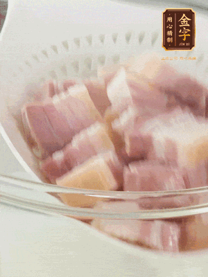 金字淡咸肉、排骨分別加料酒、蔥、姜冷水下鍋焯水，水開撇去浮沫撈出。