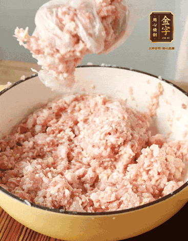 肉丁、咸肉丁、一丟丟鹽、料酒拌勻，反復摔打上勁。接著加入1兩蔥姜水，反復拌勻摔打上勁。前后共加3遍。3遍后筍丁，接著反復摔打上勁。最后加入1個蛋清、3茶匙生粉拌勻摔打上勁