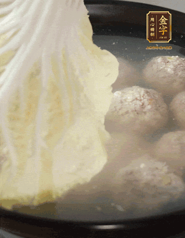 等獅子頭浮起來時再加白菜蓋。小火慢燉2小時