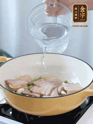 倒入熱水，加絲瓜、腐竹