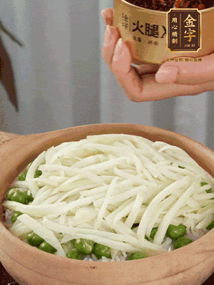 到水微干，放上豌豆、茭白絲。
