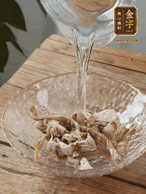 筍干提前泡發(fā)1晚切段，冬瓜去皮切塊。