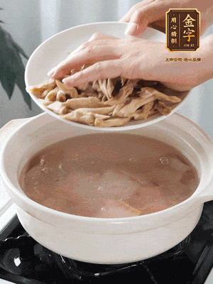 再下筍干段，加水、少許黃酒中火燉煮15分鐘。