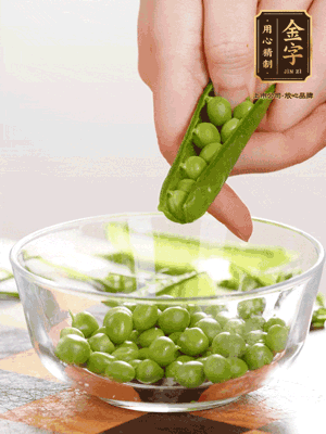 處理食材，藕切片，豌豆剝殼，菱角剝殼， 依次焯水