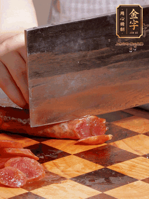 金字香腸煮熟，切片