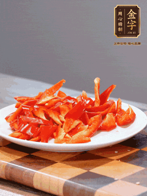 藕帶洗凈，斜切成小段備用、姜切絲、蒜切片、辣椒斜切，再切少許蒜