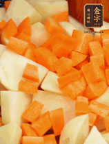 加土豆、胡蘿卜翻炒，隨后加入豆角、1勺鹽、1勺生抽、1勺蠔油、半勺老抽煸炒均勻