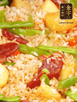 轉(zhuǎn)小火蓋上蓋子燜至水分收干，大概10分鐘