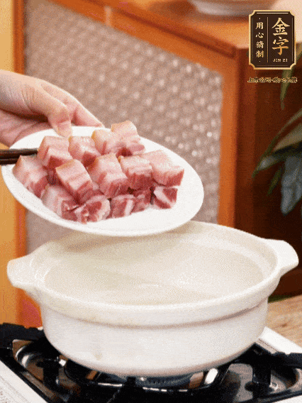 鍋內(nèi)倒油，下咸肉微微煸炒，再放排骨炒一下