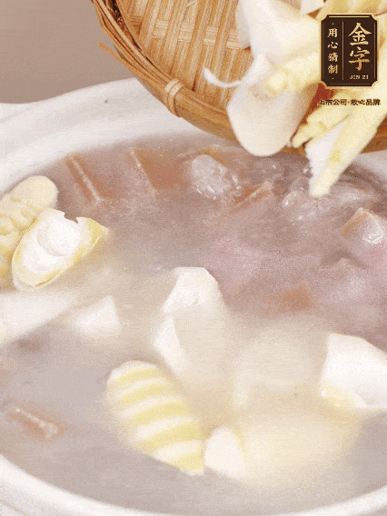 小火燉20分鐘后，放入春筍燉15分鐘