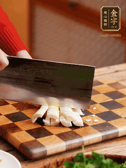 春筍剝去外殼，拍碎切成小條