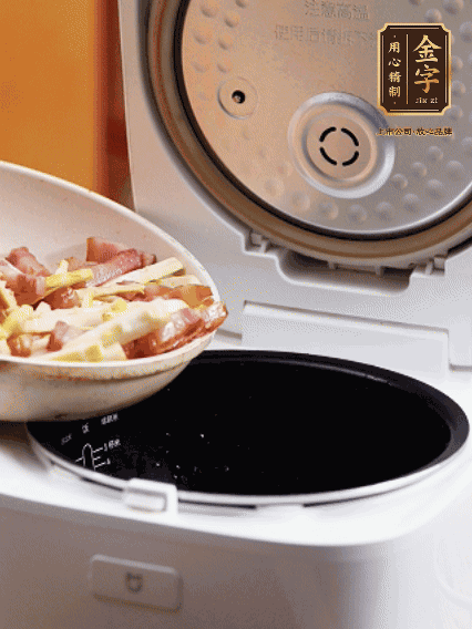 和洗凈的大米一起倒入電飯煲，攪拌均勻。水剛好沒過大米