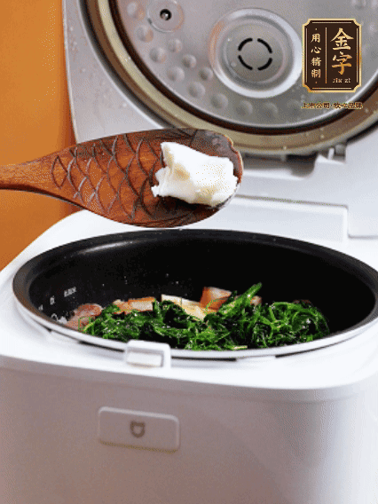 放入電飯鍋、加1勺豬油翻拌均勻