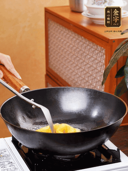 熱油，下雞蛋液煎好，盛出備用