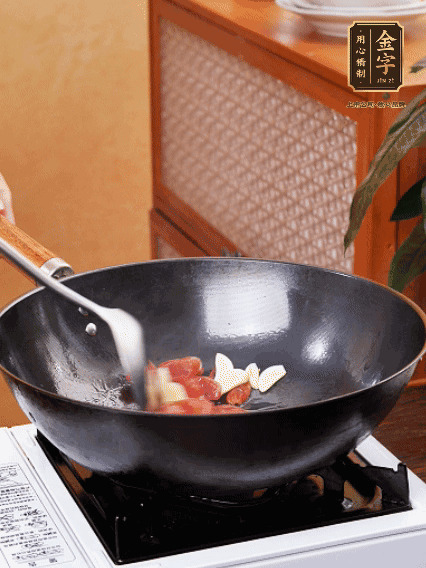 熱油，香腸微微煸出香味，加蒜片、小米辣