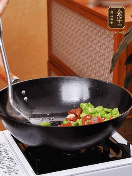 再放入蠶豆翻炒，加一點點醬油調味