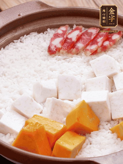 砂鍋涂油，放入泡好的大米。鋪上芋頭、南瓜，倒入開水剛好沒過，中火煮到水收干