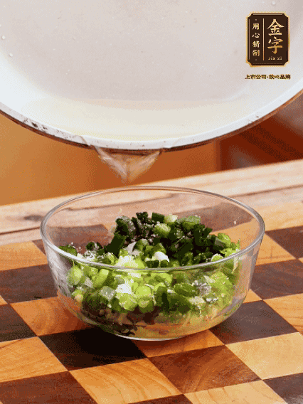 姜末、蔥末加鹽，潑熱油做成蔥姜醬