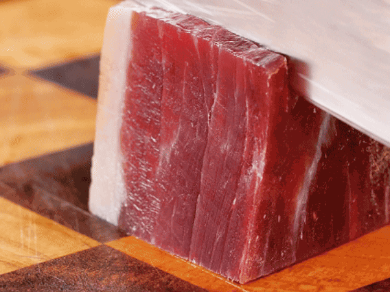 金字火腿去皮切片，溫水浸泡5分鐘