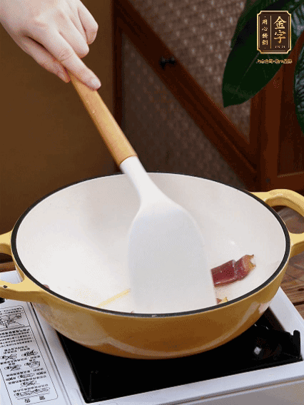 油熱，姜絲、火腿微微煸出香味