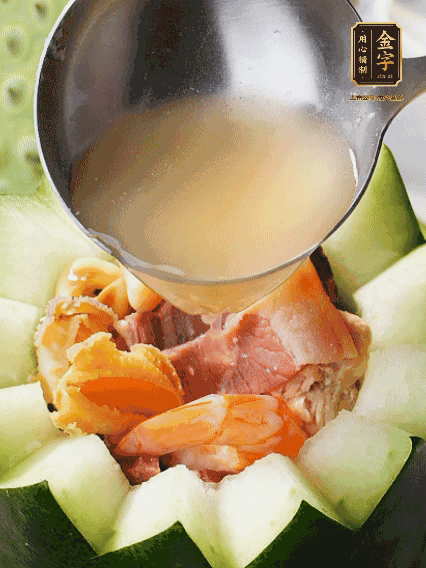 煮好后，盛入冬瓜盅。放入鍋中，可繼續(xù)燉煮，越燉越有味