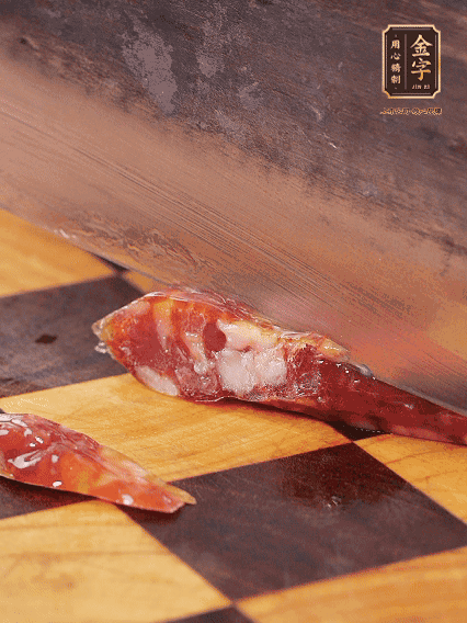 金字金華香腸切片，調制煲仔飯料汁：生抽2勺+蠔油1勺+1勺芝麻油+半勺糖