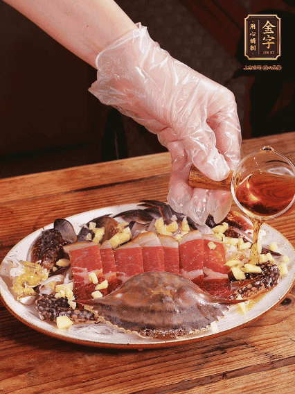 冷水上鍋蒸12分鐘（具體看蟹的大?。詈笕錾鲜[絲、澆上熱油即可