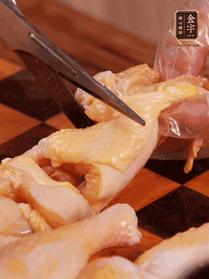 土雞處理干凈，切成大塊，加蔥姜、花雕酒、鹽腌制10分鐘