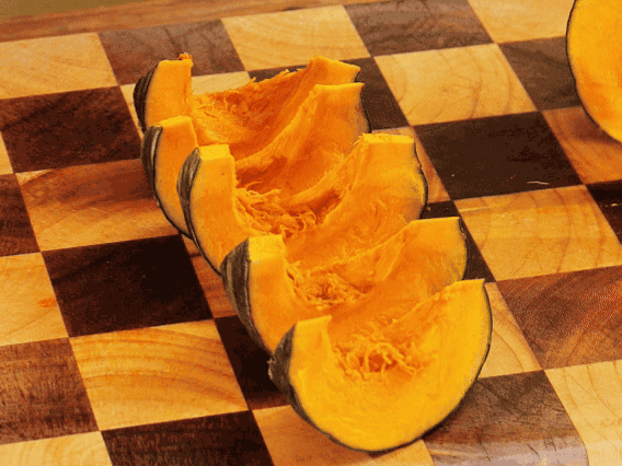 貝貝南瓜去瓤切小塊；干香菇熱水泡發(fā)，切條