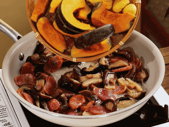 清洗好的大米放入電飯鍋，加裹滿醬汁的食材，再加剛好沒過食材的水，攪拌一下