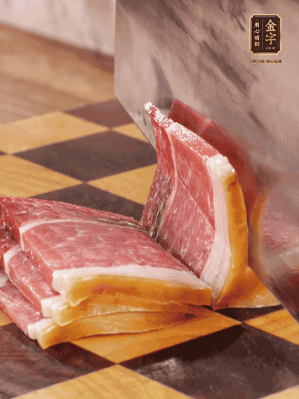 金字火腿切片，溫水浸泡5分鐘；肉皮泡發(fā)，切成小塊。