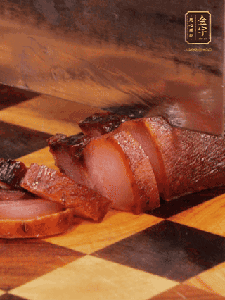 金字醬肉，煮熟切條；蓮藕去皮，切成條狀，焯水2分鐘