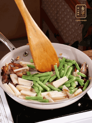 加少許生抽、蠔油、料酒、雞精調(diào)味，少許清水燜2分鐘，炒至豆角皺皮即可