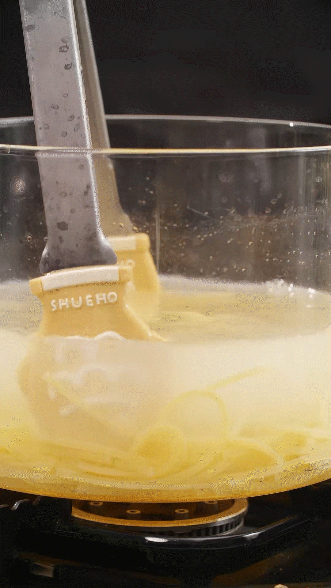 將意面煮熟，到自己喜歡的熟度。撈出過(guò)冷水，瀝干
